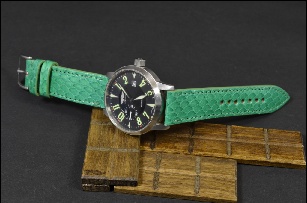 GREEN JUNGLE es una de nuestras correas reloj de piel hechas a mano, con ayers - sea snake shiny. De color verde, con un espesor de 3 - 3.5 mm.