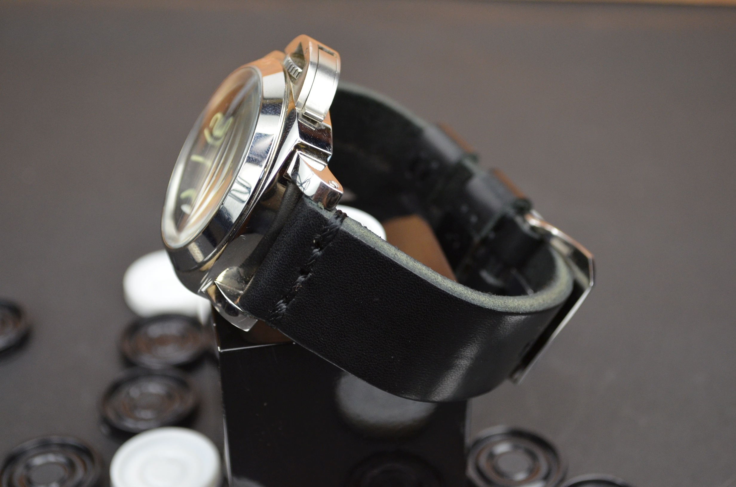 BLACK es una de nuestras correas reloj de piel hechas a mano, con piel de becerro. De color negro, con un espesor de 4 - 4.5 mm.