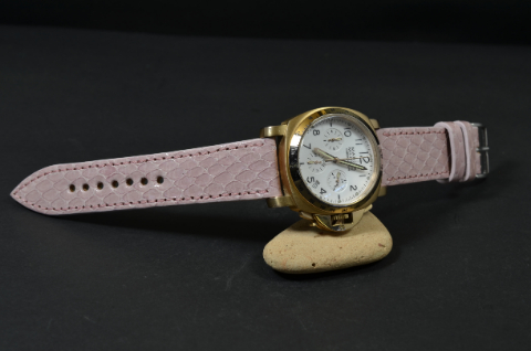 PINK CREAM es una de nuestras correas reloj de piel hechas a mano, con ayers - sea snake shiny. De color rosa, con un espesor de 3 - 3.5 mm.