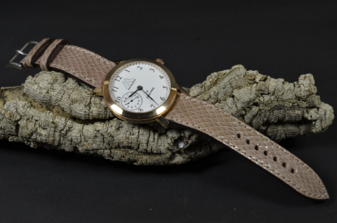 PINK FLAMINGO es una de nuestras correas reloj de piel hechas a mano, con ayers - sea snake shiny. De color rosa, con un espesor de 3 - 3.5 mm.