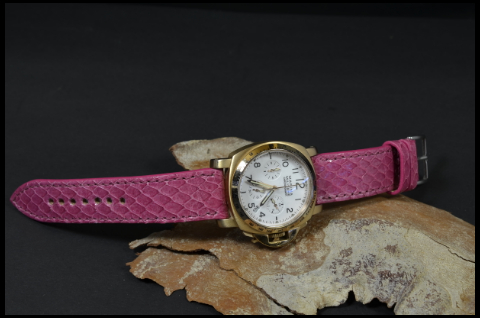 PINK ROSE es una de nuestras correas reloj de piel hechas a mano, con ayers - sea snake shiny. De color pink rosa, con un espesor de 3 - 3.5 mm.