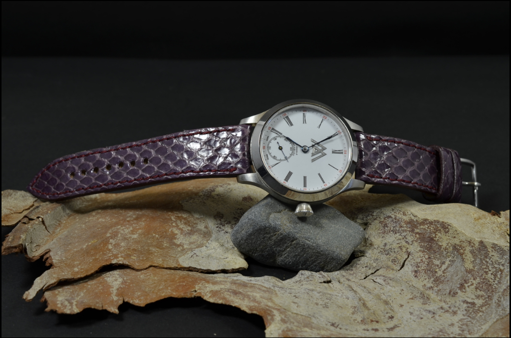 VIOLET es una de nuestras correas reloj de piel hechas a mano, con ayers - sea snake shiny. De color berenjena, con un espesor de 3 - 3.5 mm.