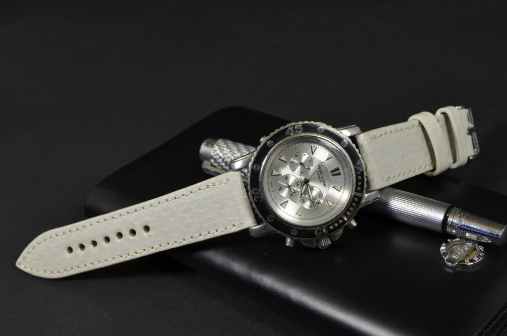 WHITE CREAM es una de nuestras correas reloj de piel hechas a mano, con ayers - sea snake shiny. De color crema, con un espesor de 3 - 3.5 mm.