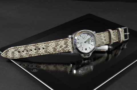 WHITE NATURAL es una de nuestras correas reloj de piel hechas a mano, con ayers - sea snake shiny. De color blanco, con un espesor de 3 - 3.5 mm.
