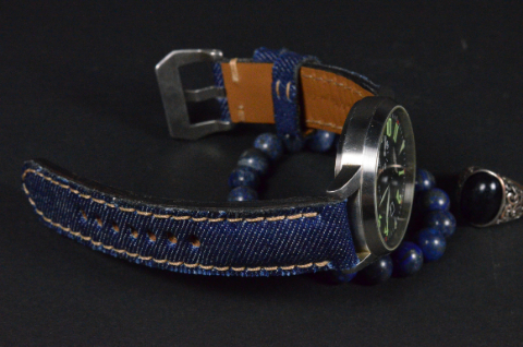 DENIM 2 es una de nuestras correas reloj de piel hechas a mano, con denim - jeans. De color azul vaquero, con un espesor de 4 - 4.5 mm.