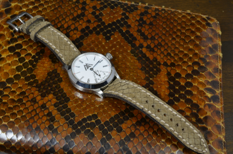 NUBUK - BEIGE es una de nuestras correas reloj de piel hechas a mano, con lomo de pitón acabado nobuk. De color beige, con un espesor de 3 - 3.5 mm.