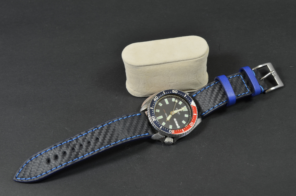 BLUE es una de nuestras correas reloj de piel hechas a mano, con piel de becerro. De color azul, con un espesor de 3 - 3.5 mm.