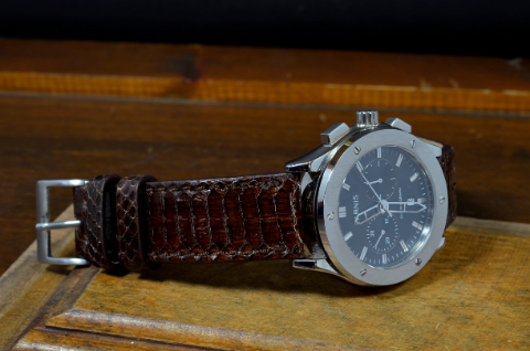 BELLY DARK BROWN is one of our hand crafted watch straps. Available in dark brown color, 3 - 3.5 mm thick.