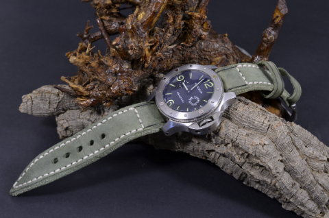 PUL GREEN II is one of our hand crafted watch straps. Available in vintage green color, 4 - 4.5 mm thick.