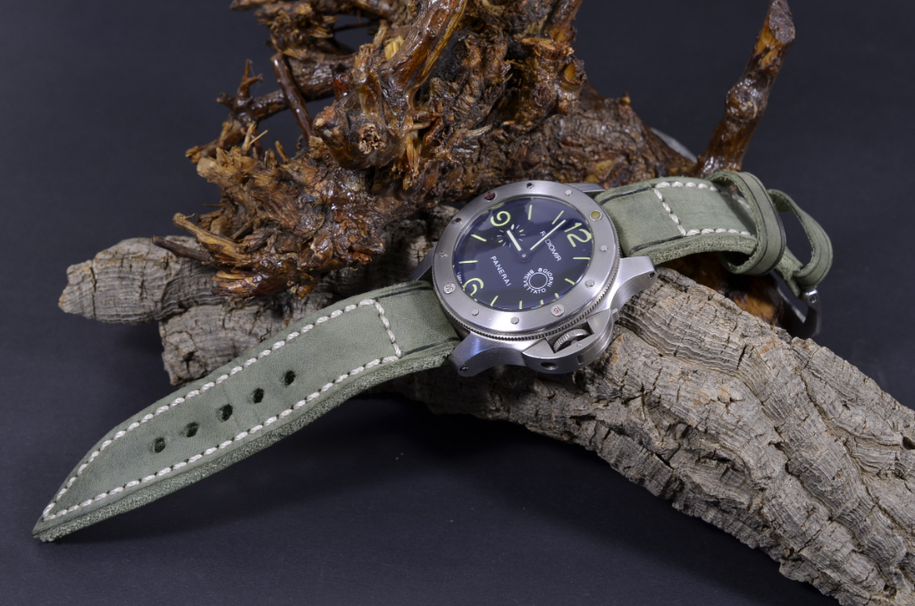 PUL GREEN II is one of our hand crafted watch straps. Available in vintage green color, 4 - 4.5 mm thick.