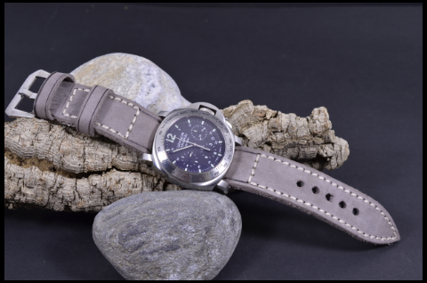 PUL GREY II is one of our hand crafted watch straps. Available in grey color, 4 - 4.5 mm thick.