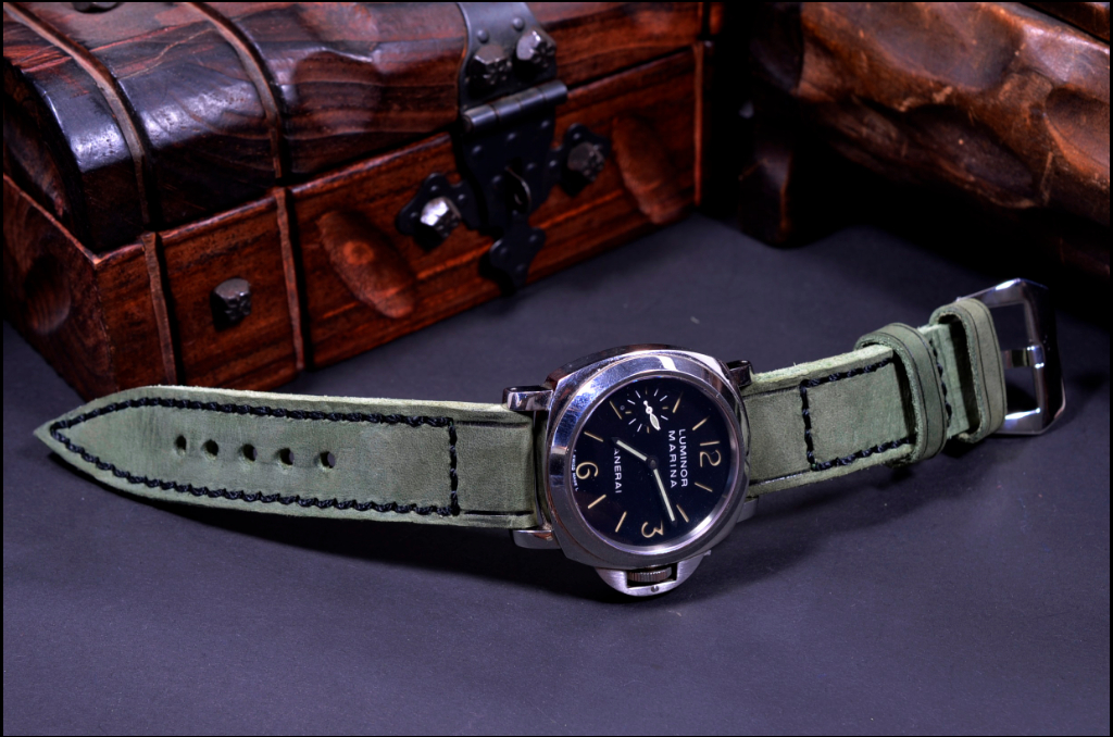 PUL GREEN III es una de nuestras correas reloj de piel hechas a mano, con piel de becerro. De color verde vintage, con un espesor de 4 - 4.5 mm.