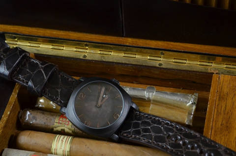 BROWN I - ROUND SCALE es una de nuestras correas reloj de piel hechas a mano, con aligator brillante. De color marron, con un espesor de 3.5 - 4 mm.