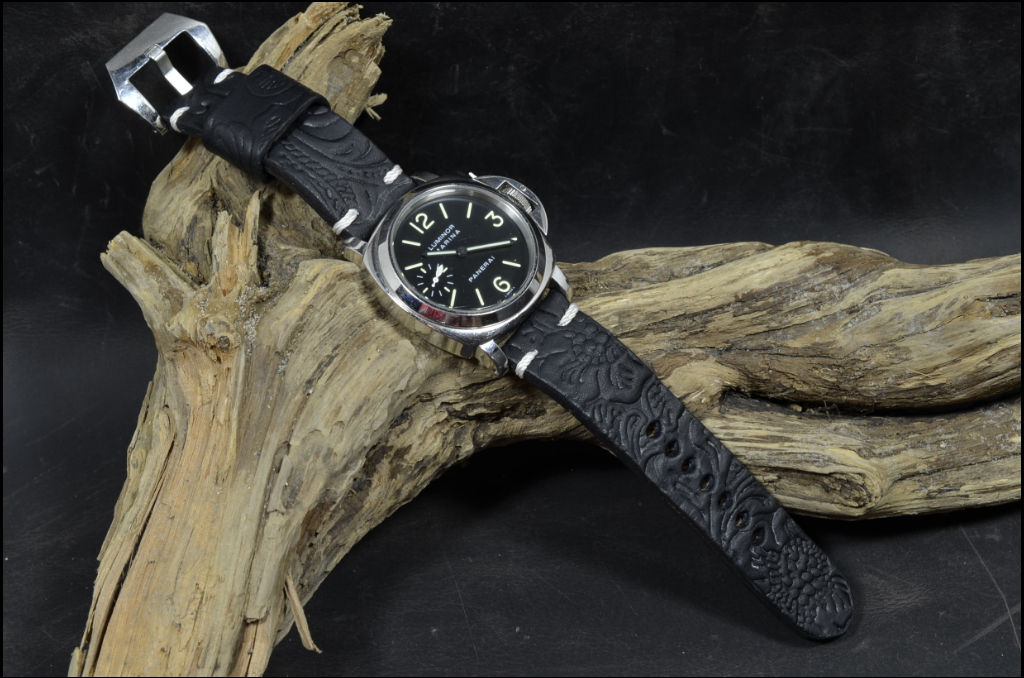 HISPANO I es una de nuestras correas reloj de piel hechas a mano, con piel de becerro realzado. De color negro, con un espesor de 4 - 4.5 mm.