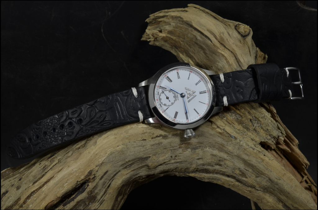 HISPANO I es una de nuestras correas reloj de piel hechas a mano, con piel de becerro realzado. De color negro, con un espesor de 3 - 3.5 mm.
