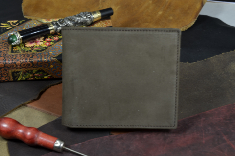 ROMA - CALF 2 NUBUK STONE is one of our hand crafted wallets, made using calf nubuk leather & calfskin / textil in the interior. Available in stone color.
