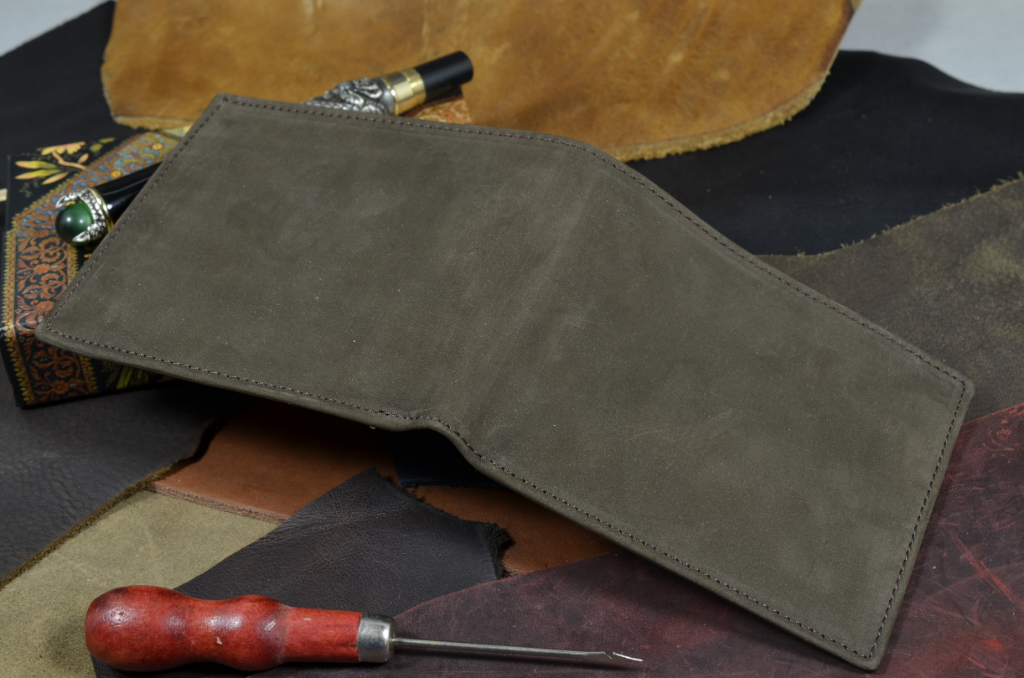 ROMA - CALF 3- NUBUK STONE es una de nuestras carteras de cuero artesanales hechas a mano en piel de ubrique hechas a mano, fabricada con nobuk de becerro y cuero vacuno / textil en el interior. De color piedra.