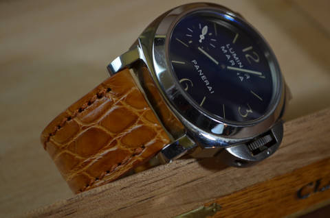 HONEY - ROUND SCALE es una de nuestras correas reloj de piel hechas a mano, con aligator brillante. De color miel, con un espesor de 3.5 - 4 mm.