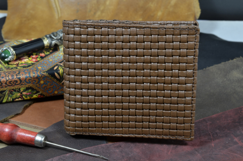 ROMA - CALF 7 BRAIDY BROWN is one of our hand crafted wallets, made using embossed calf leather & calfskin / textil in the interior. Available in brown color.
