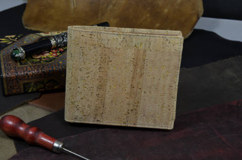 ROMA - CALF 11 CORK es una de nuestras carteras de cuero artesanales hechas a mano en piel de ubrique hechas a mano, fabricada con corcho natural y cuero vacuno / textil en el interior. De color corcho.
