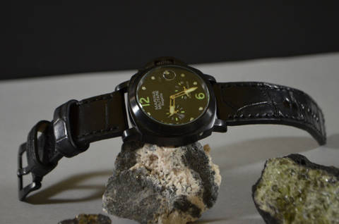 BLACK I SQUARE SCALE es una de nuestras correas reloj de piel hechas a mano, con aligator mate. De color negro, con un espesor de 4 - 4.5 mm.