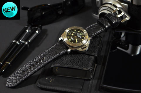 BLACK II ROUND SCALE es una de nuestras correas reloj de piel hechas a mano, con aligator mate. De color negro, con un espesor de 4 - 4.5 mm.