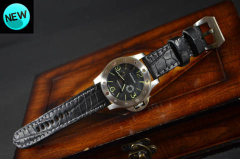 BLACK II SQUARE SCALE es una de nuestras correas reloj de piel hechas a mano, con aligator mate. De color negro, con un espesor de 4 - 4.5 mm.