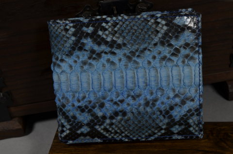 ROMA - PYTHON 19 NAVY BLUE MATTE es una de nuestras carteras de cuero artesanales hechas a mano en piel de ubrique hechas a mano, fabricada con vientre de pitón mate y cuero vacuno / textil en el interior. De color azul marino.