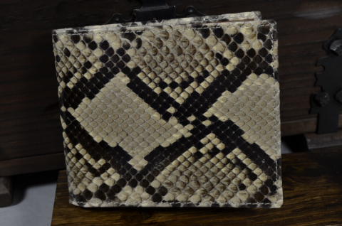 ROMA - PYTHON 21 BEIGE SHINY es una de nuestras carteras de cuero artesanales hechas a mano en piel de ubrique hechas a mano, fabricada con lomo de pitón brillante y cuero vacuno / textil en el interior. De color beige.