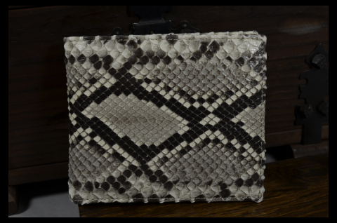 ROMA - PYTHON 23 GREY SHINY es una de nuestras carteras de cuero artesanales hechas a mano en piel de ubrique hechas a mano, fabricada con lomo de pitón brillante y cuero vacuno / textil en el interior. De color gris.
