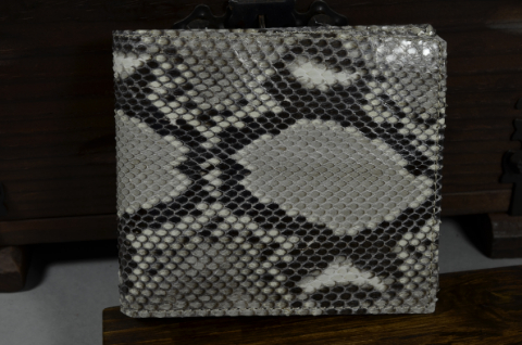 ROMA - PYTHON 24 GREY SHINY es una de nuestras carteras de cuero artesanales hechas a mano en piel de ubrique hechas a mano, fabricada con lomo de pitón brillante y cuero vacuno / textil en el interior. De color gris.