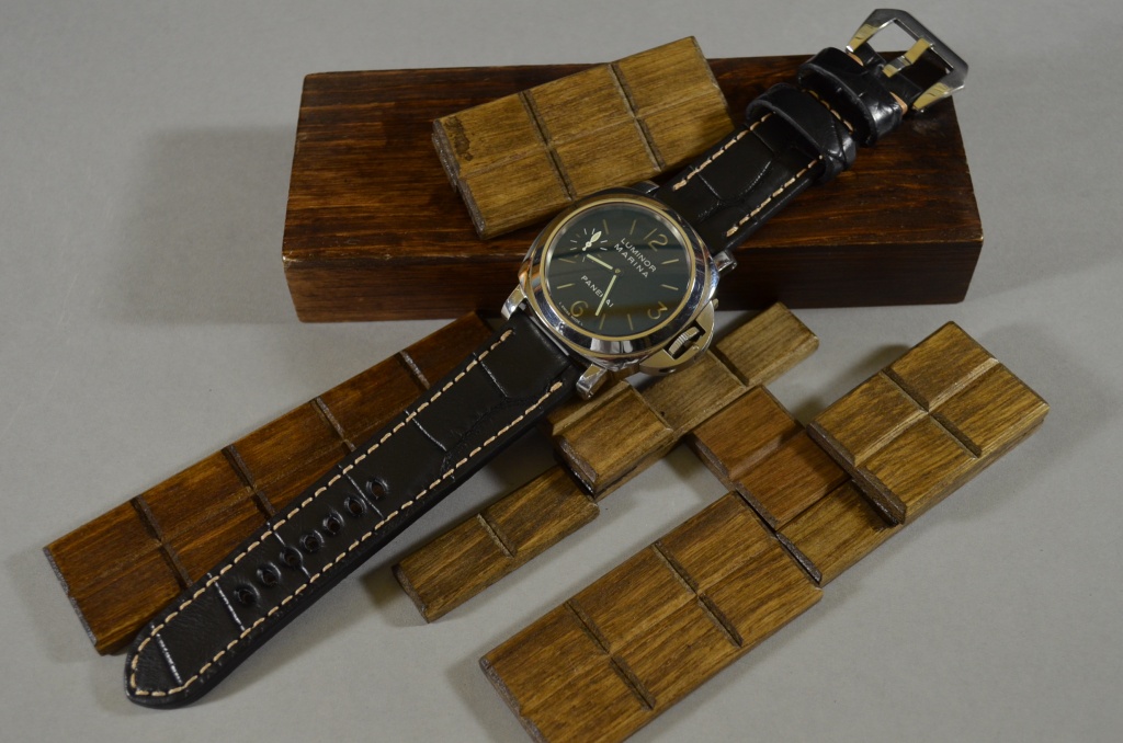 BLACK III SQUARE SCALE es una de nuestras correas reloj de piel hechas a mano, con aligator mate. De color negro, con un espesor de 4 - 4.5 mm.