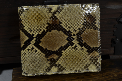 ROMA - PYTHON 30 SAND SHINY es una de nuestras carteras de cuero artesanales hechas a mano en piel de ubrique hechas a mano, fabricada con lomo de pitón brillante y cuero vacuno / textil en el interior. De color arena.