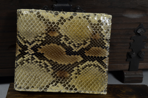 ROMA - PYTHON 31 SAND SHINY es una de nuestras carteras de cuero artesanales hechas a mano en piel de ubrique hechas a mano, fabricada con lomo de pitón brillante y cuero vacuno / textil en el interior. De color arena.