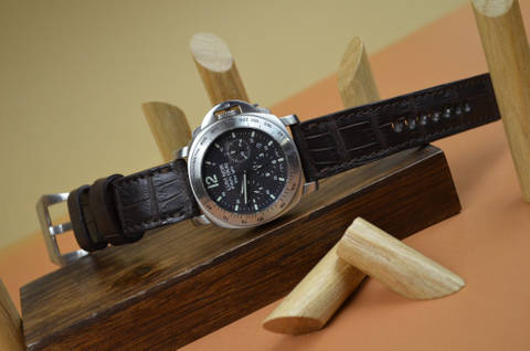 BROWN I SQUARE SCALE es una de nuestras correas reloj de piel hechas a mano, con aligator mate. De color marron, con un espesor de 3.5 - 4 mm.