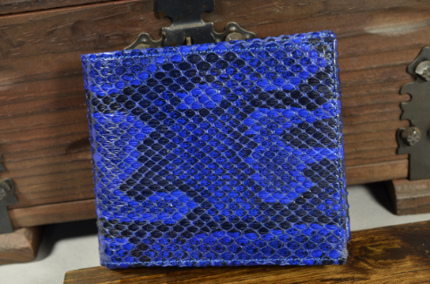 ROMA - PYTHON 41 BLUE SHINY es una de nuestras carteras de cuero artesanales hechas a mano en piel de ubrique hechas a mano, fabricada con lomo de pitón brillante y cuero vacuno / textil en el interior. De color azul.