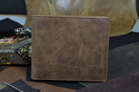 FIRENZE - CALF 4 BOX CALF BROWN is one of our hand crafted wallets, made using box calf & calfskin / textil in the interior. Available in brown color.