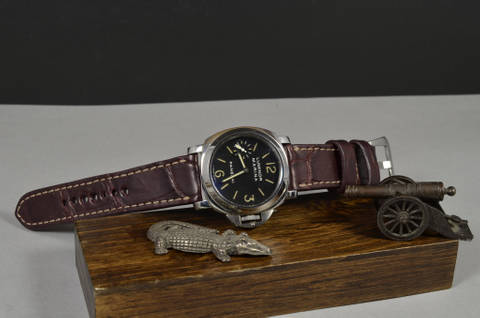 BURGUNDY II SQUARE SCALE es una de nuestras correas reloj de piel hechas a mano, con aligator mate. De color borgoña, con un espesor de 4 - 4.5 mm.