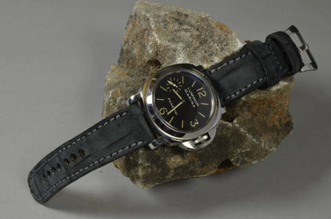 NUBUK BLACK I SQUARE SCALE es una de nuestras correas reloj de piel hechas a mano, con nobuk de aligator mate. De color negro, con un espesor de 4 - 4.5 mm.