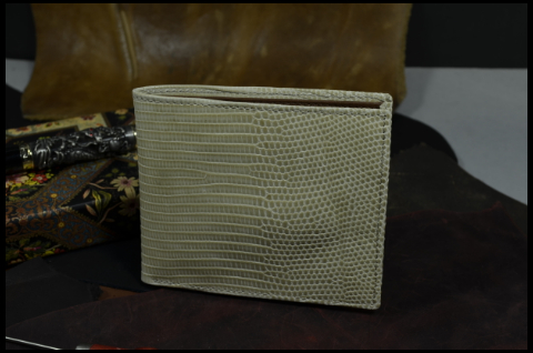 FIRENZE - LIZARD 74 CREAM es una de nuestras carteras de cuero artesanales hechas a mano en piel de ubrique hechas a mano, fabricada con lagarto salvador brillante y cuero vacuno / textil en el interior. De color crema.