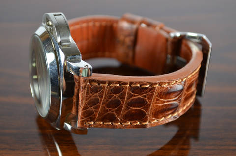 HAVANA I - ROUND SCALE es una de nuestras correas reloj de piel hechas a mano, con cocodrilo brillante. De color havana, con un espesor de 3.5 - 4 mm.