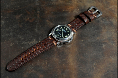ESPARTO I is one of our hand crafted watch straps. Available in brown color, 4 - 4.5 mm thick.