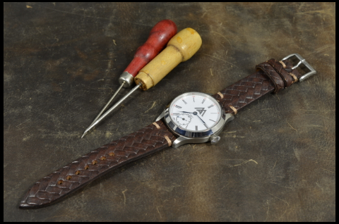 ESPARTO I is one of our hand crafted watch straps. Available in brown color, 3 - 3.5 mm thick.
