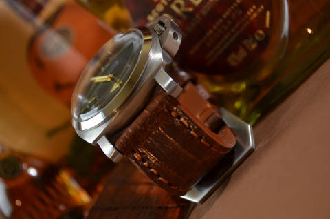 HAVANA I - SQUARE SCALE es una de nuestras correas reloj de piel hechas a mano, con cocodrilo brillante. De color havana, con un espesor de 3.5 - 4 mm.